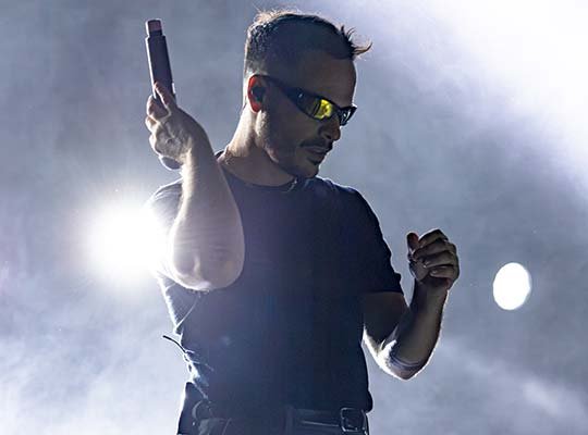 Alizzz transforma su repertorio pop en una descarga de rock estridente en el Pabellón Oeste