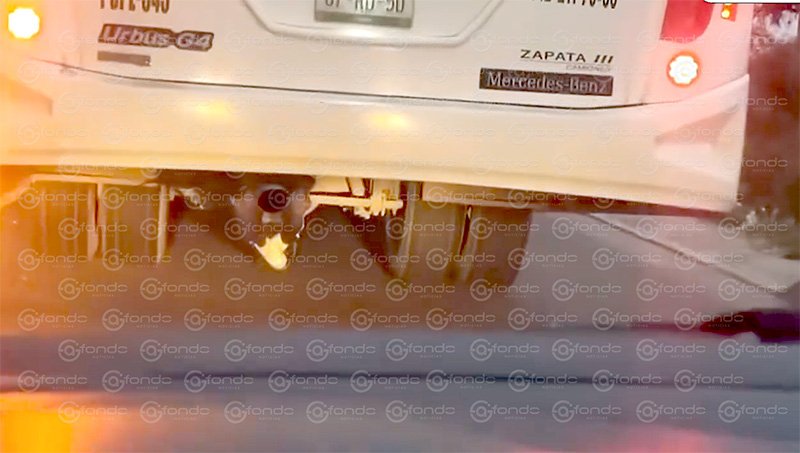 Alumno de secundaria arriesga la vida al viajar colgado de un autobús en carretera