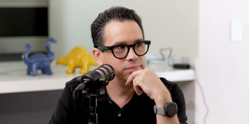 Análisis en podcast revela el origen real de los recursos destinados a programas sociales del gobierno