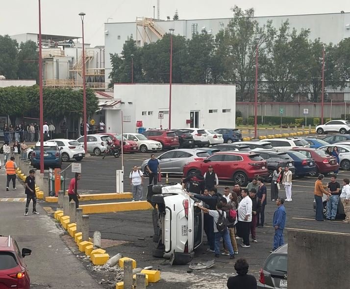 Aparatosa volcadura de vehículo dentro del estacionamiento de universidad privada en Tlalpan genera asombro