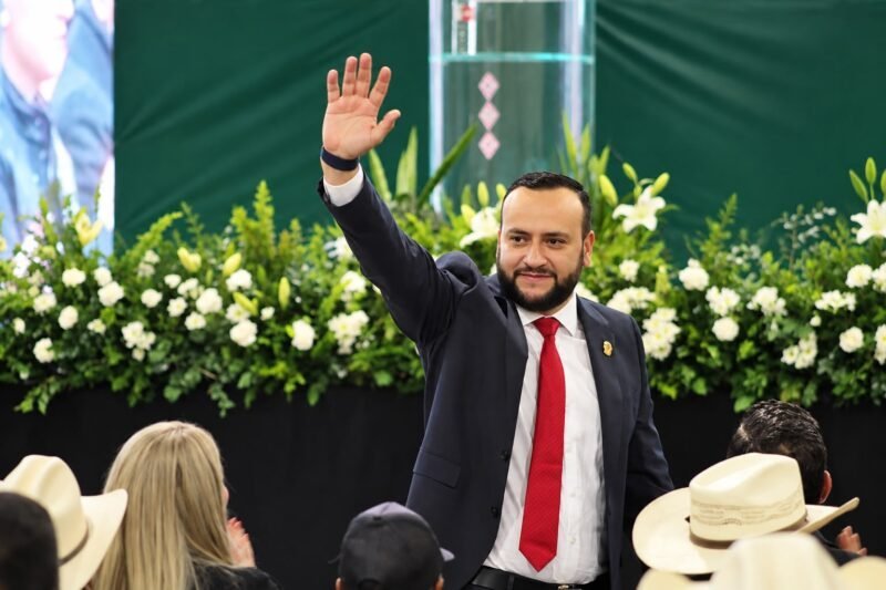 Arturo Medina rinde su segundo informe de actividades legislativas ante una multitud en Guachochi