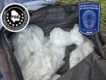Aseguran casi siete kilos de metanfetamina abandonados dentro de maletas en un lote baldío de Chihuahua