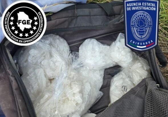 Aseguran casi siete kilos de metanfetamina abandonados dentro de maletas en un lote baldío de Chihuahua