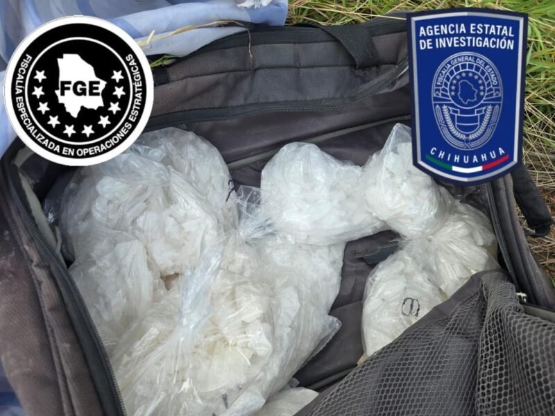 Aseguran casi siete kilos de metanfetamina abandonados dentro de maletas en un lote baldío de Chihuahua