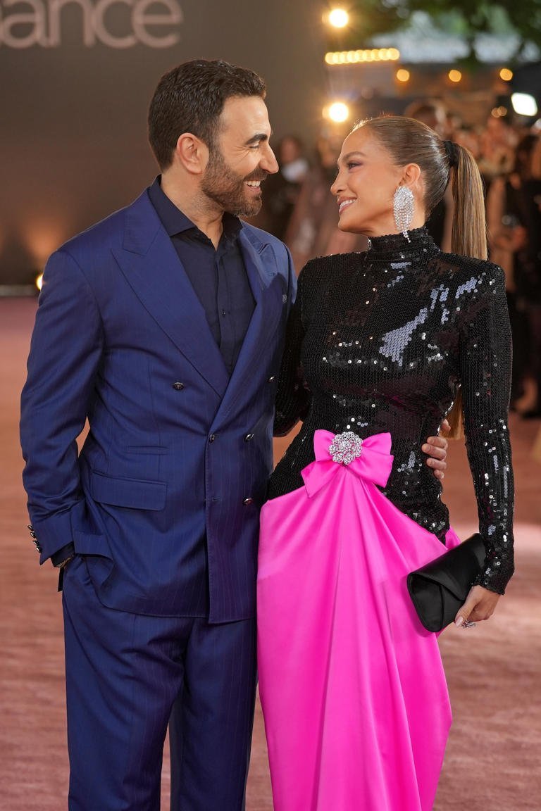 Aseguran que Jennifer Lopez y Brett Goldstein estarían estrenando un romance tras coincidir en Netflix