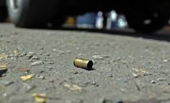 Asesinan a balazos a presunto cabecilla criminal frente a su familia durante la noche