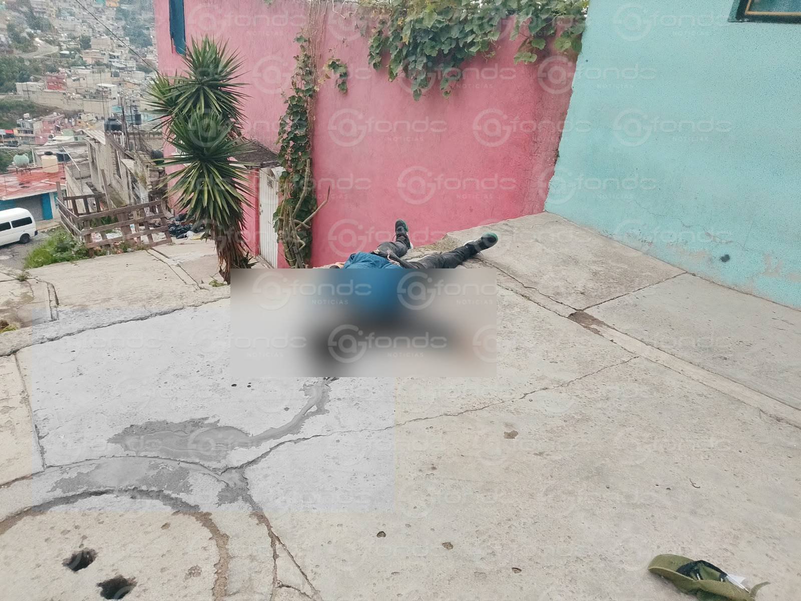 Ataque armado en Naucalpan deja a un hombre sin vida sobre unas escaleras al amanecer