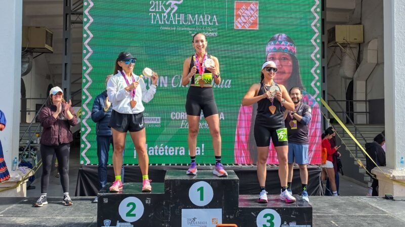 Atleta chihuahuense Rosa Alegría Villarreal triunfa en su categoría durante el medio maratón Tarahumara