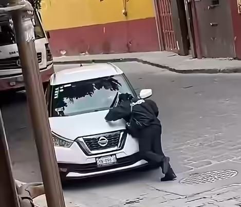 Automovilista arrolla a agente vial tras negarse a acatar una orden de alto