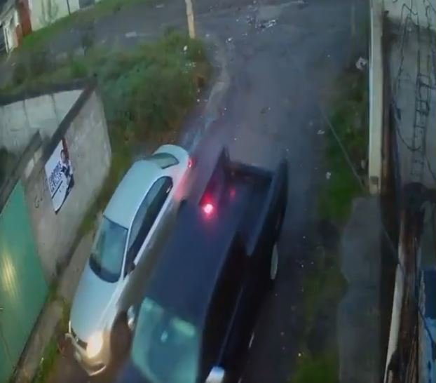 Automovilista frustra violento atraco a mano armada tras maniobra de escape en su vehículo