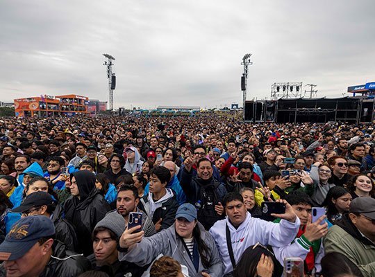 Bajo la lluvia y el frío, el festival Pulso GNP 2026 sobrevive entre la música