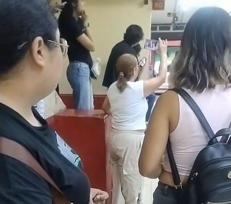 Batalla campal en la Plaza de la Tecnología tras reclamo por un teléfono celular