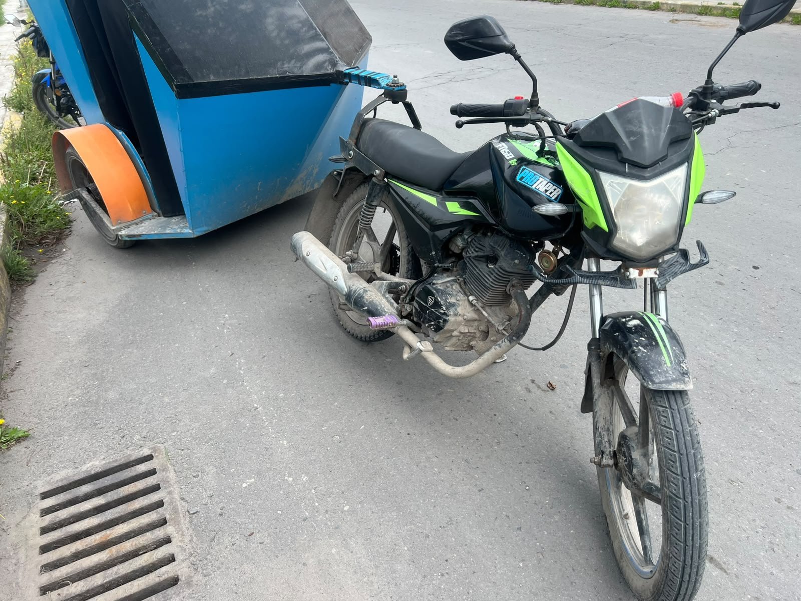 Cae pareja de asaltantes que operaba a bordo de un mototaxi en Toluca