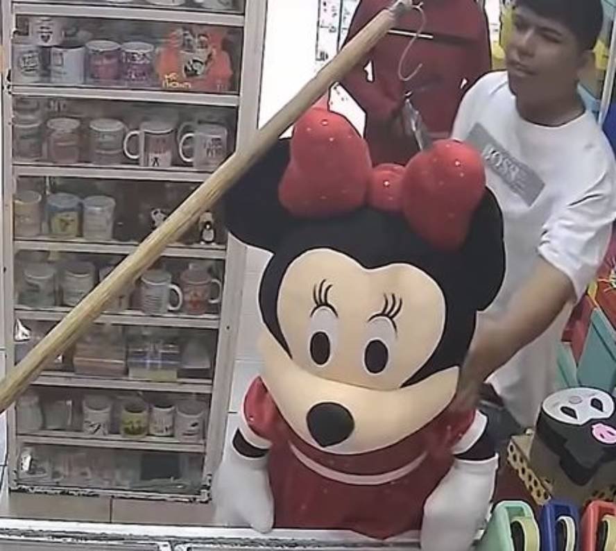 Cámaras de seguridad captan a delincuentes robando un enorme peluche de Minnie Mouse en Chalco