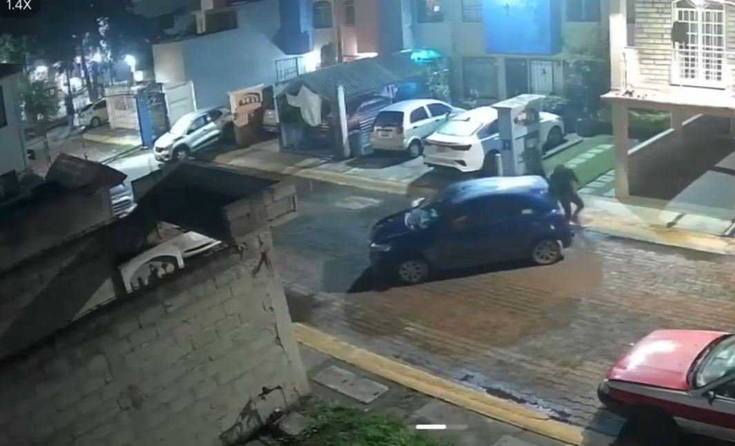 Cámaras de seguridad captan robo de vehículo a empujones en el Estado de México