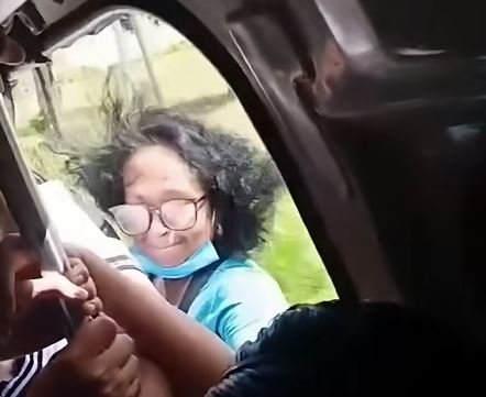 Captan en video a mujer que viaja aferrada al exterior de un transporte público