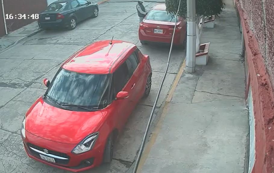 Captan en video a sujeto que roba automóviles utilizando llaves clonadas en Ecatepec