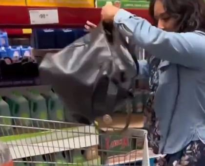 Capturan a presunta fardera intentando sustraer gran cantidad de licor en conocida tienda de autoservicio