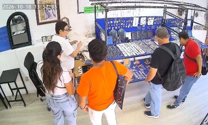 Capturan en video el momento exacto en que un ladrón roba piezas de plata simulando ser cliente en Taxco