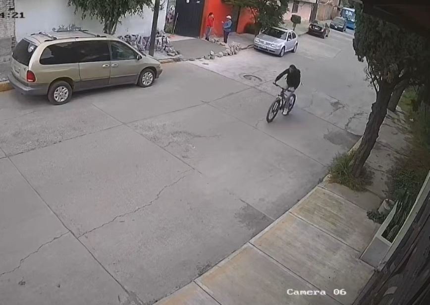 Capturan en video el momento exacto en que un ladrón roba una bicicleta en Tultitlán