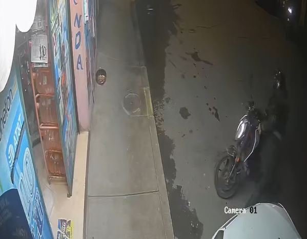 Capturan en video el veloz robo de una motocicleta utilizando una llave chorla en Texcoco