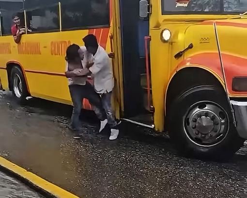 Choferes de transporte público protagonizan violenta riña en plena ruta ante la mirada atónita de los usuarios