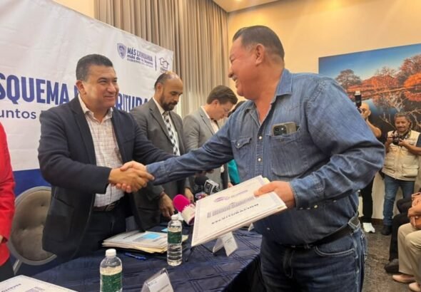 Cincuenta y cuatro familias de chihuahua obtienen seguridad patrimonial mediante el programa estatal de escrituración