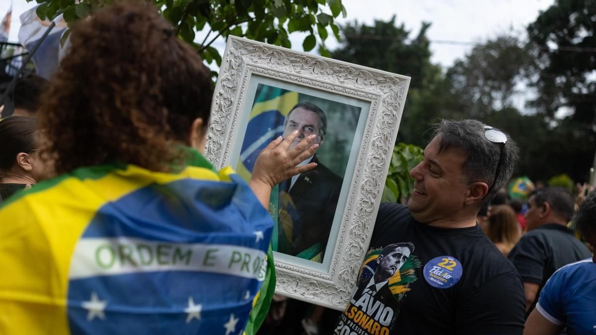Claves de la segunda vuelta en Brasil tras el avance electoral de Flávio Bolsonaro sobre Lula