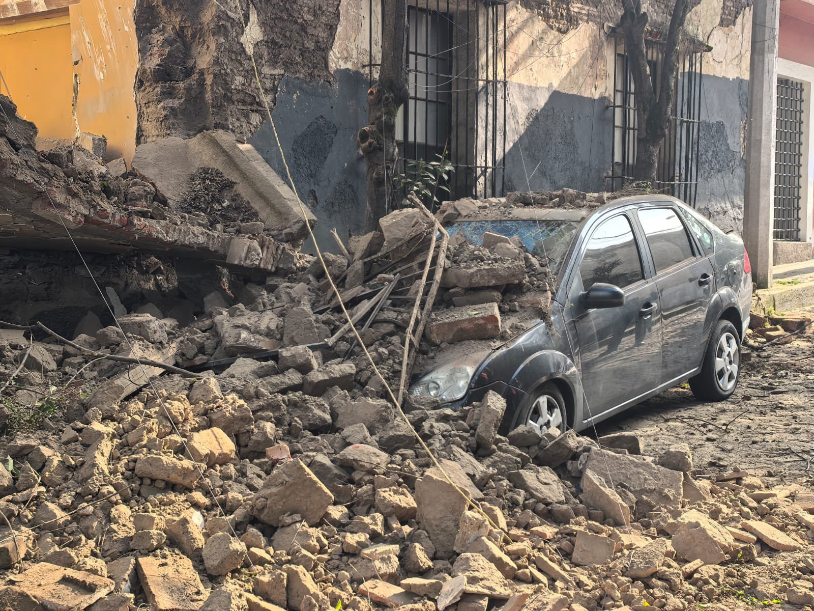 Colapsa barda en la alcaldía Tlalpan y aplasta un automóvil tras meses de denuncias vecinales