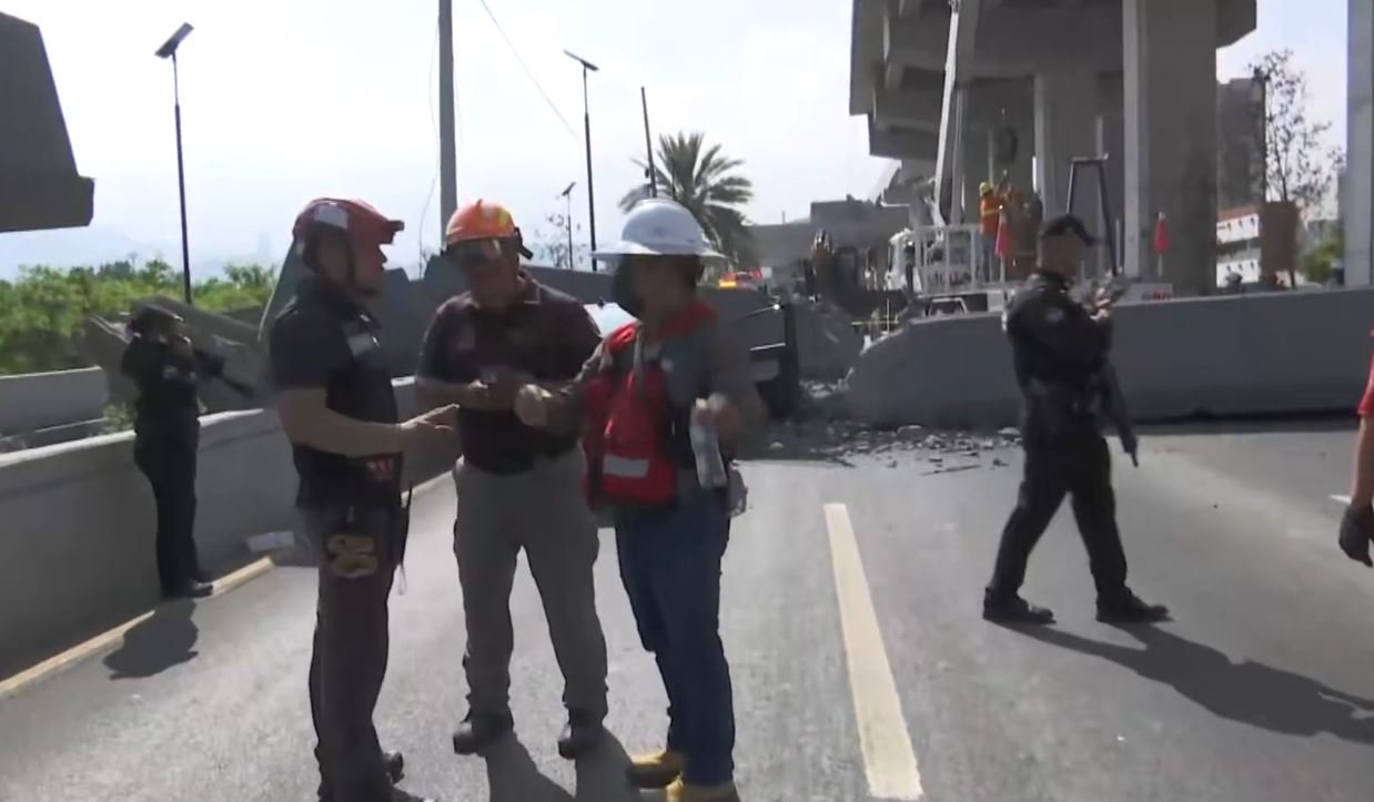 Colapsa puente peatonal recién construido tras fuerte impacto de maquinaria pesada en una concurrida avenida