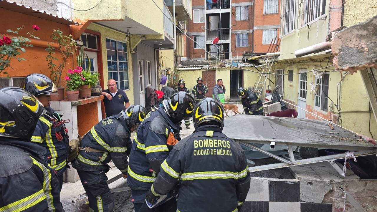 Colapso de habitación clandestina en complejo habitacional deja un saldo de una persona herida