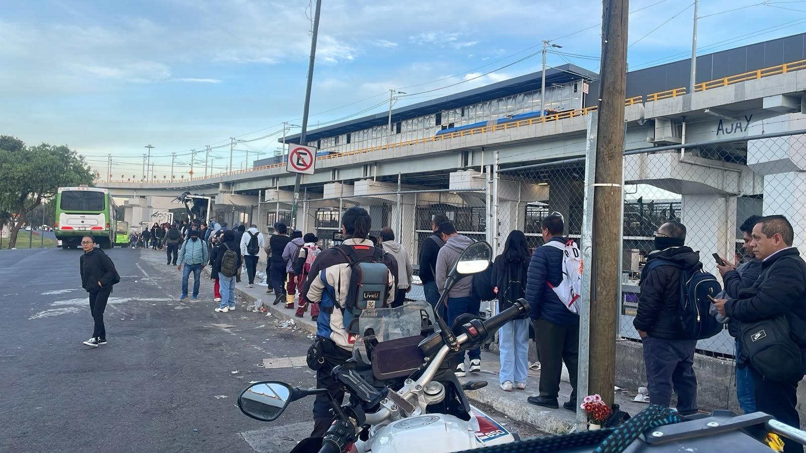 Colapso en la línea A del Metro provoca trayectos de hasta cinco horas para cientos de usuarios