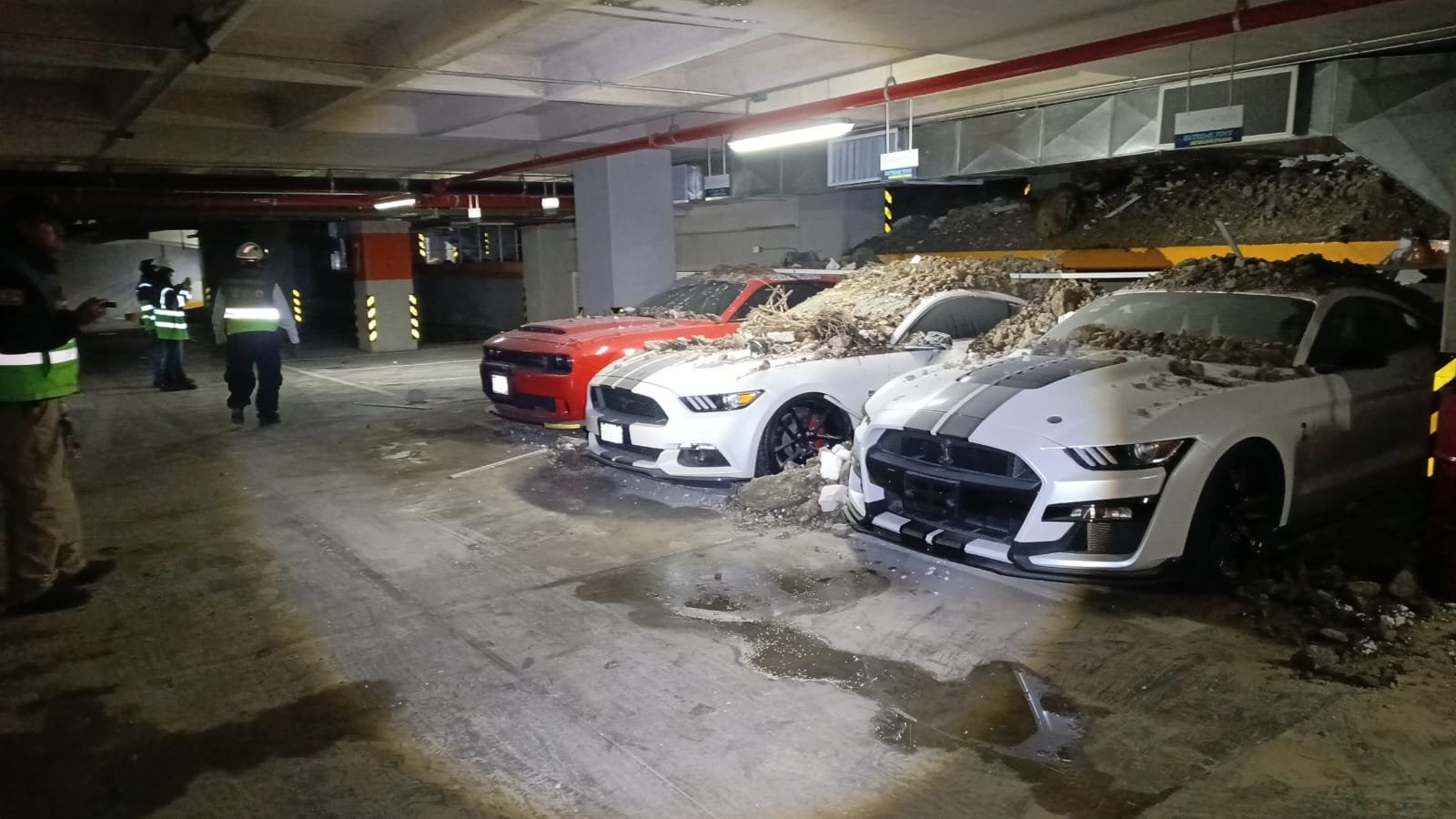 Colapso estructural en centro comercial de Cuajimalpa genera momentos de alta tensión este domingo