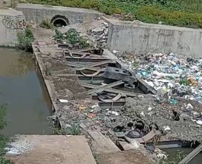 Colectiva feminista y pobladores hallan un cadáver flotando en cauce de Chimalhuacán