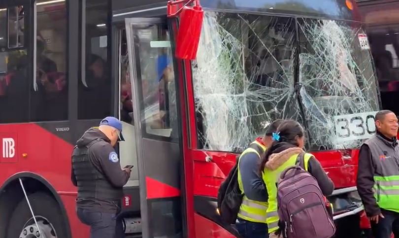 Colisión entre autobuses del Metrobús en la alcaldía Iztacalco deja un saldo de veinticuatro personas lesionadas