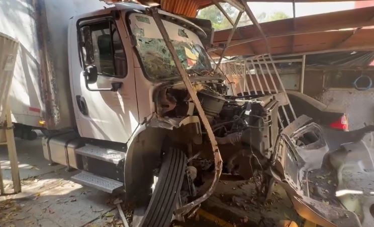 Colisión entre camión de carga y vehículo de valores deja tres personas lesionadas en Iztacalco