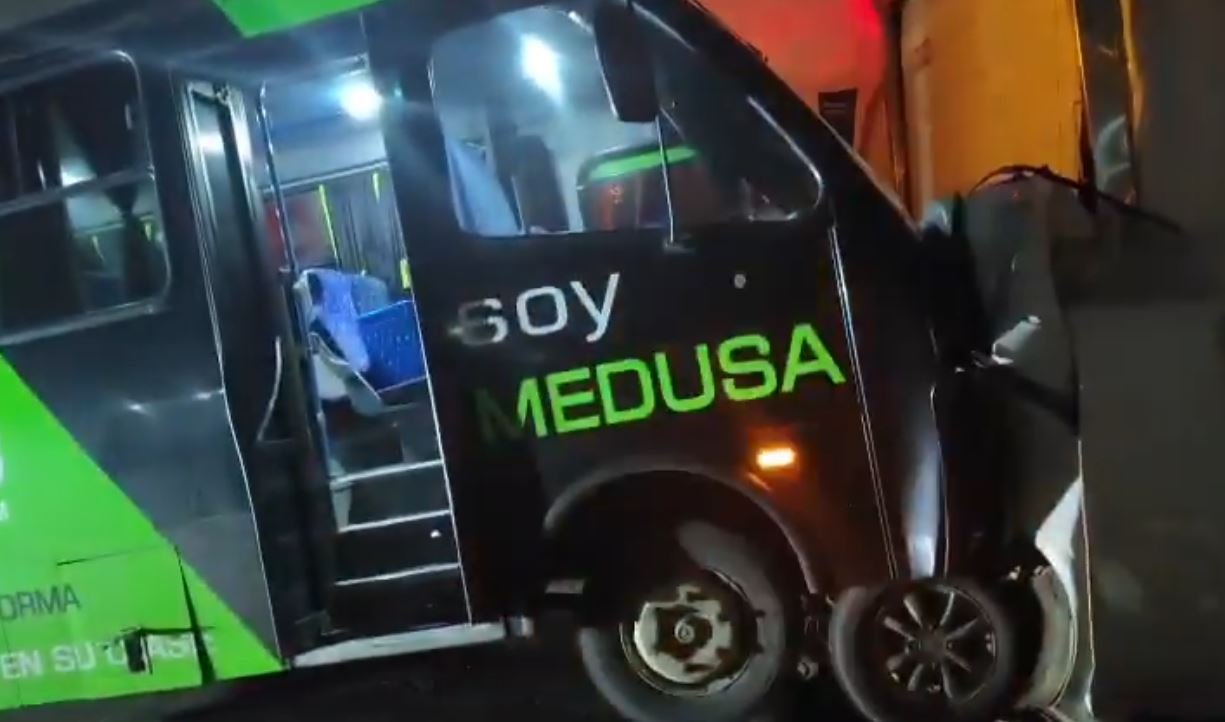 Colisión múltiple de seis vehículos en el Circuito Exterior Mexiquense deja una persona atrapada