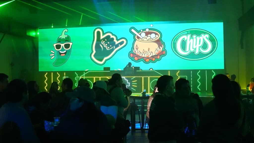 Con toro mecánico y dinámicas temáticas, papas Chip’s Jalapeño celebran tres décadas y media de historia