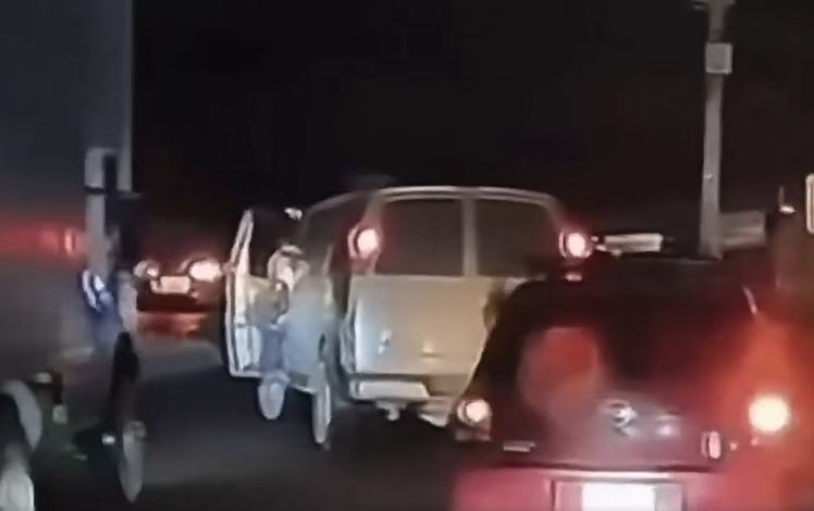 Con violencia y a plena luz del día despojan a chofer de su unidad en vialidad mexiquense