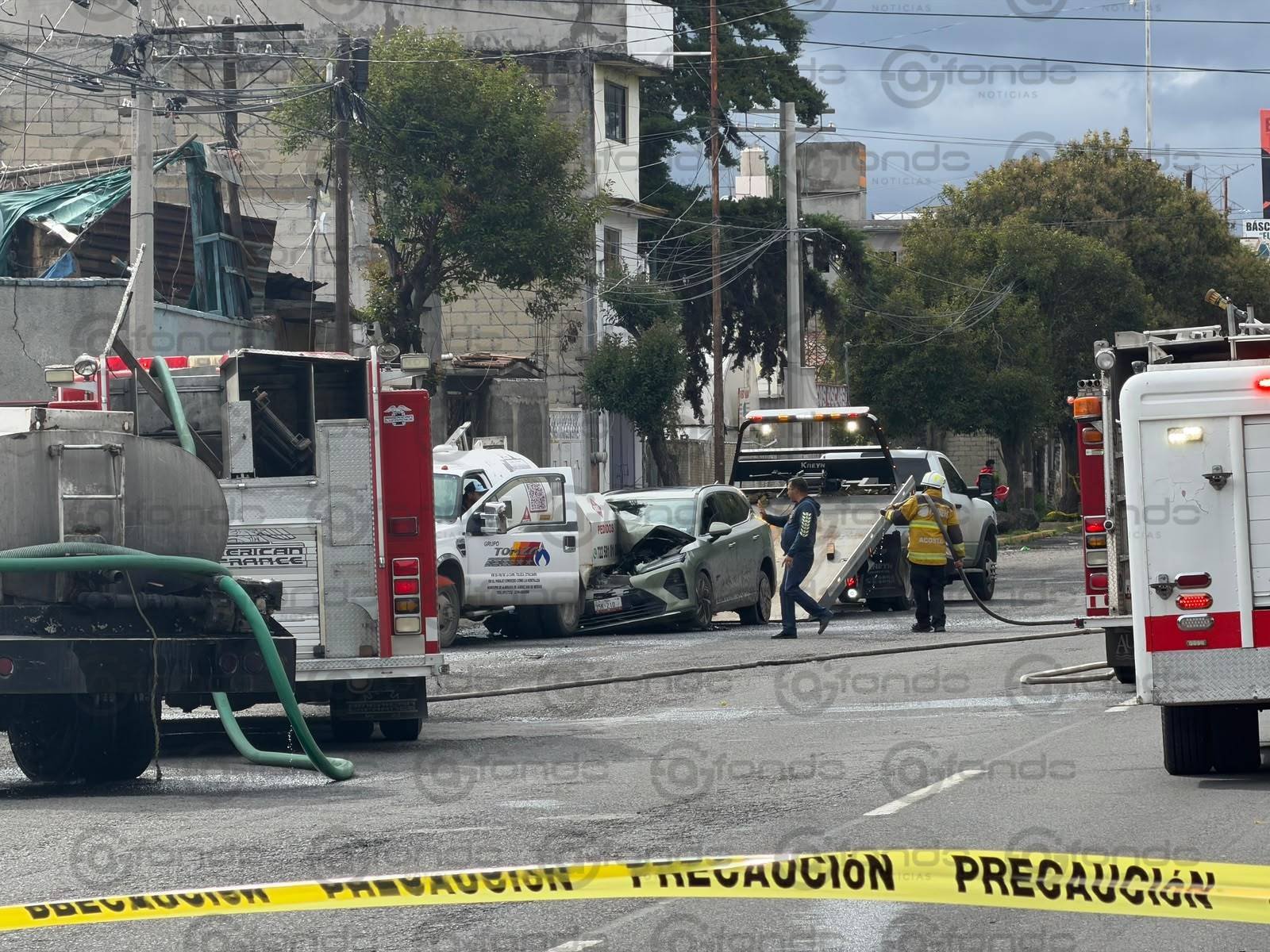 Conductor ebrio choca contra pipa de gas y desata fuerte emergencia en Zinacantepec