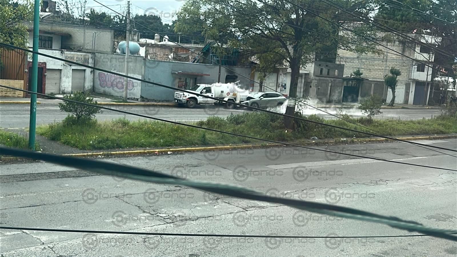 Conductor en estado de ebriedad colisiona contra autotanque y genera emergencia por fuga de gas en Zinacantepec