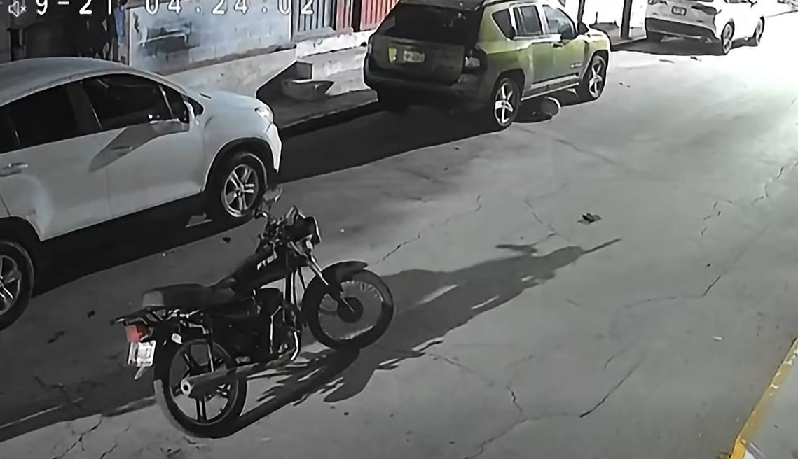Conductor en estado de ebriedad protagoniza insólito accidente en motocicleta y dialoga con la nada