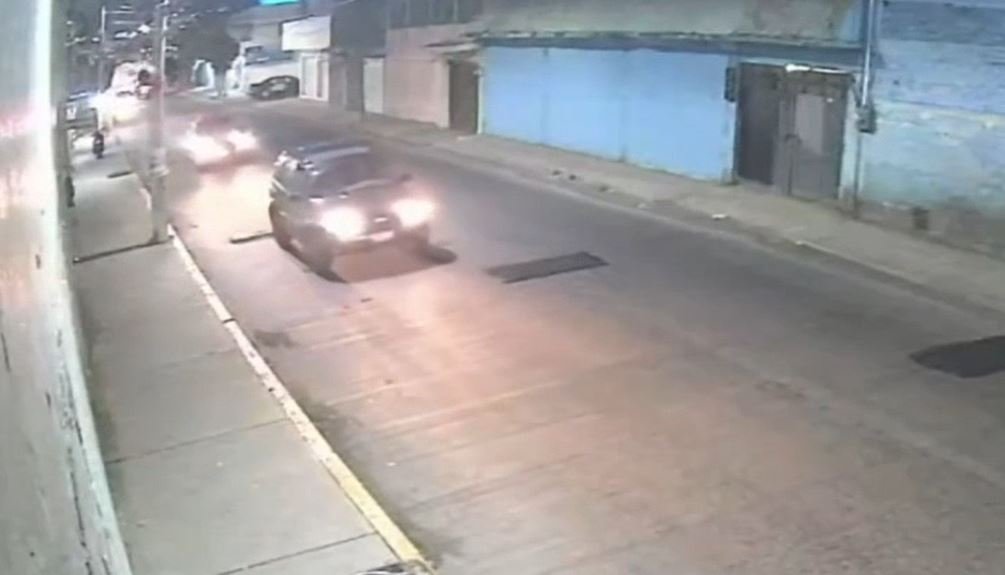 Conductor irresponsable atropella de frente a dos motociclistas en Ecatepec y huye del sitio