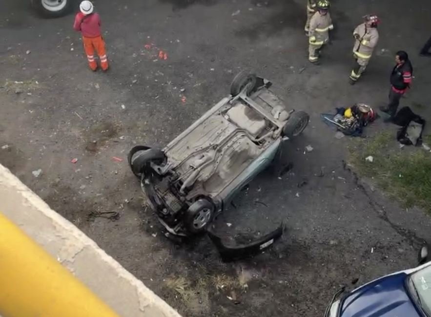 conductor sobrevive de milagro tras caer de un puente vehicular en Ecatepec