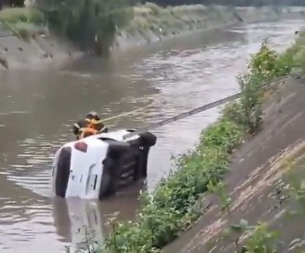 Conductor sobrevive de milagro tras precipitarse con su automóvil a un canal en Naucalpan