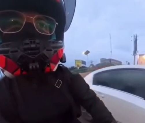 Conductor y motociclista protagonizan violenta confrontación vial tras maniobras riesgosas en Tlalnepantla
