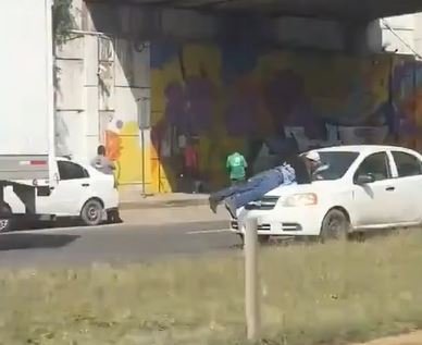 Conductora arrastra a sujeto sobre el cofre de su vehículo tras discusión vial en Tepotzotlán