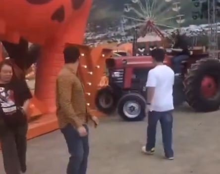 Conductora pierde el control de un tractor y causa destrozos en plena celebración