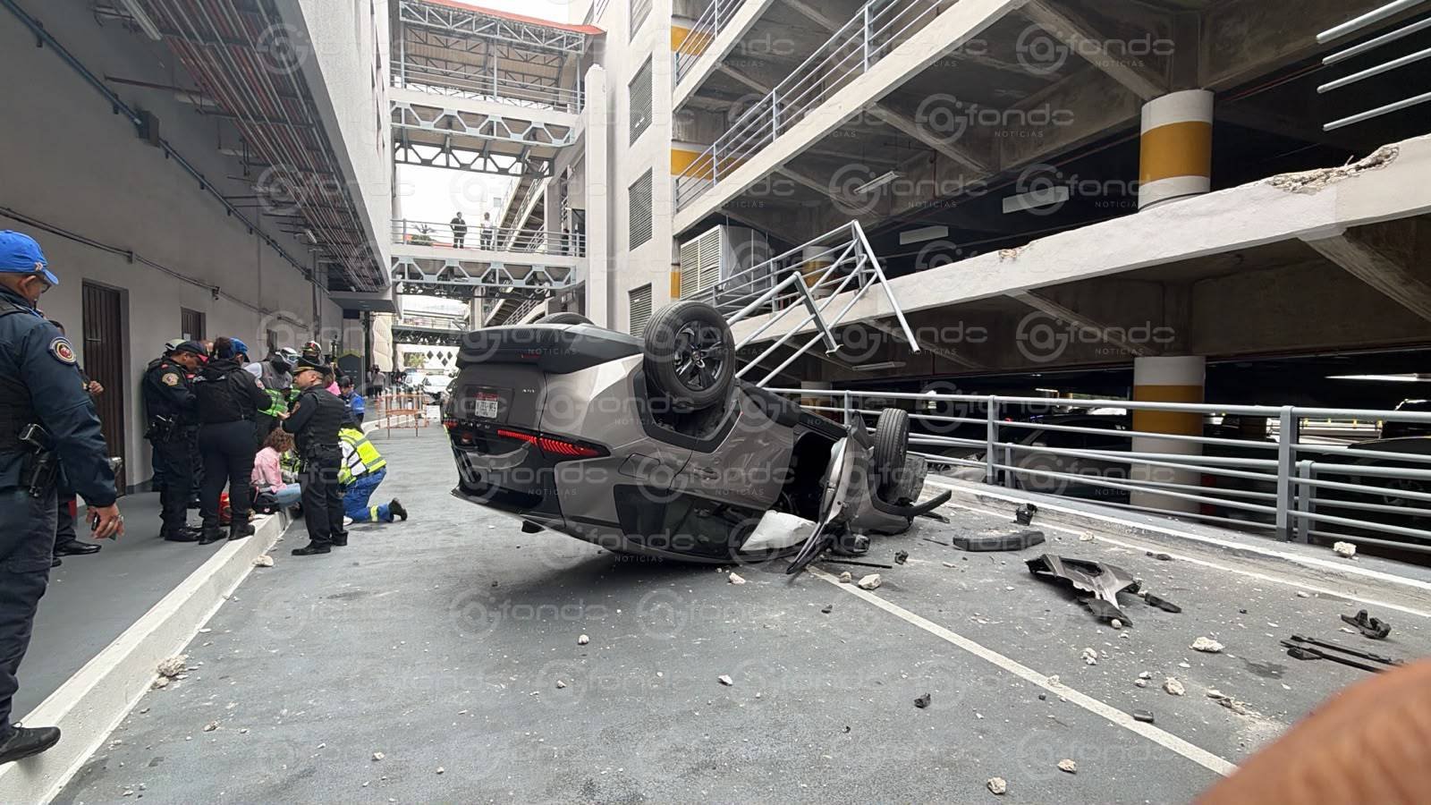 Conductora sobrevive tras precipitarse desde el segundo piso de estacionamiento en Tlalpan