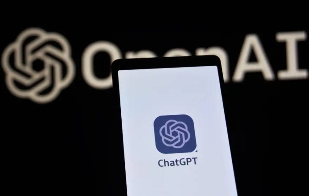 Confidencialidad en riesgo: acusan a Apple de apropiarse de datos clave sobre un hardware de OpenAI